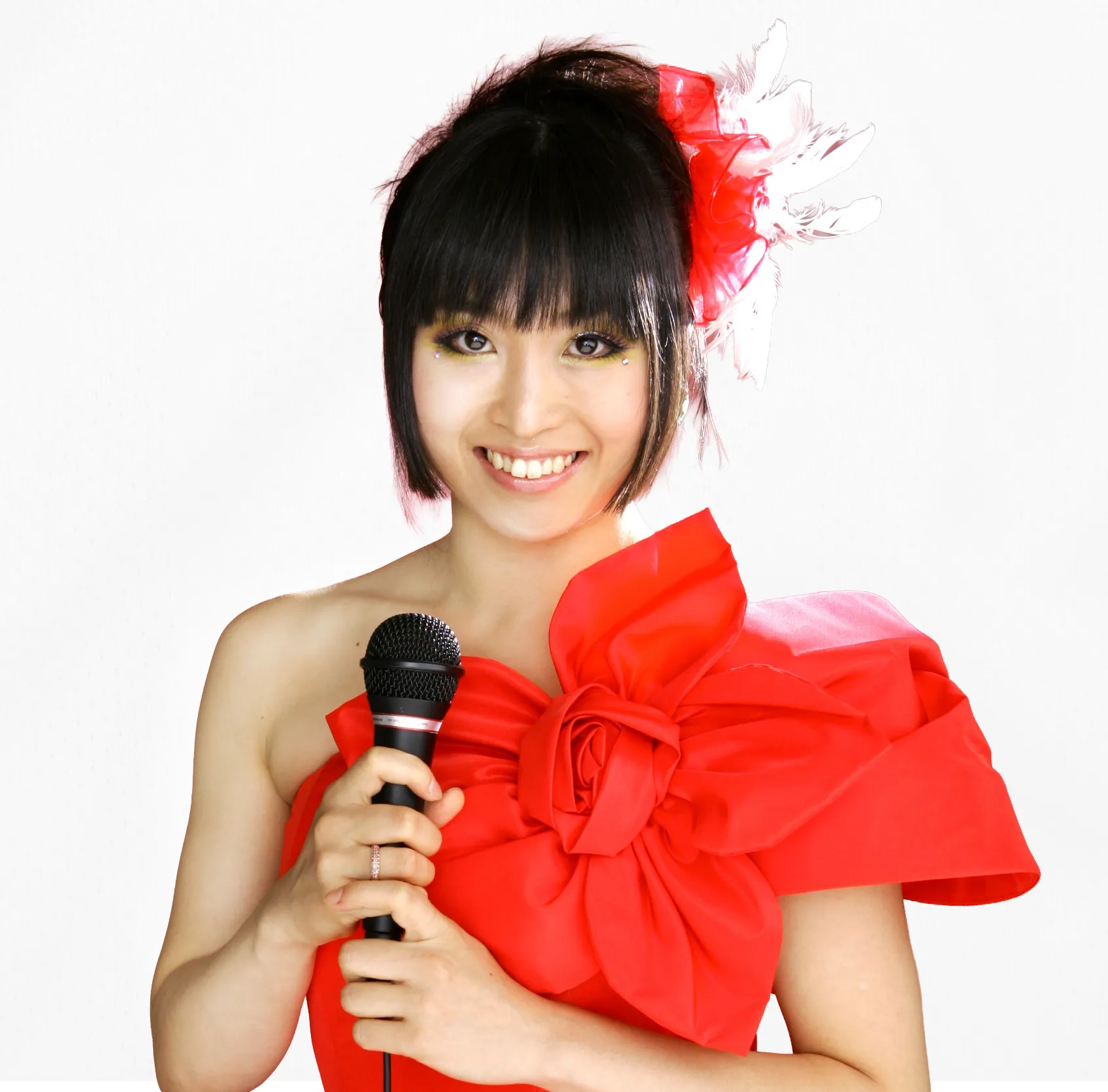 棚橋直美がマイクを持っている写真